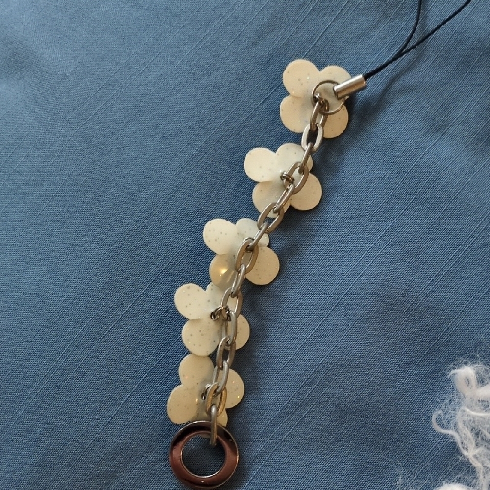 Anteprima Cream Floral Keychain - Picture 4 of 6